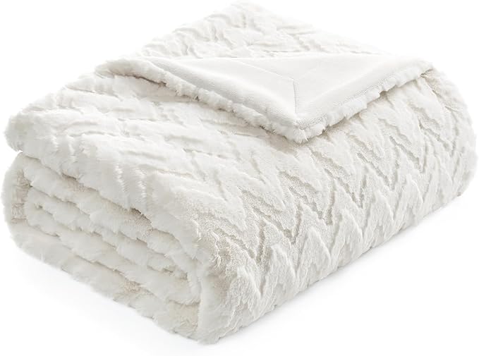 Cozy Bliss Faux Fur Textured Throw Blanket for Bed Super Soft Fuzzy Couch Blanket Gift for Women Premium 3D Ribbed Jacquard All Season Use Cream White Zigzag 60"*80"
