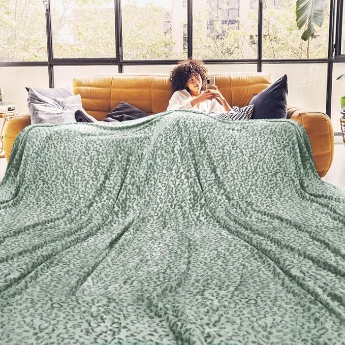 Green Leopard Print Blanket for Women, Soft Warm Cheetah Blanket, Queen Size Cozy Fleece Throw for Bed Sofa Couch, Home Decor Living Room Bedroom Decor, Mothers Day Birthday Gifts for Mom Grandma