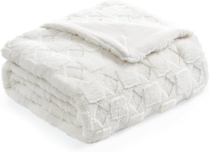 Cozy Bliss Faux Fur Textured Throw Blanket for Couch Super Soft Fuzzy Checkered Bed Blanket Gift for Women Premium 3D Geom Jacquard All Season Use Cream White 50"*60"