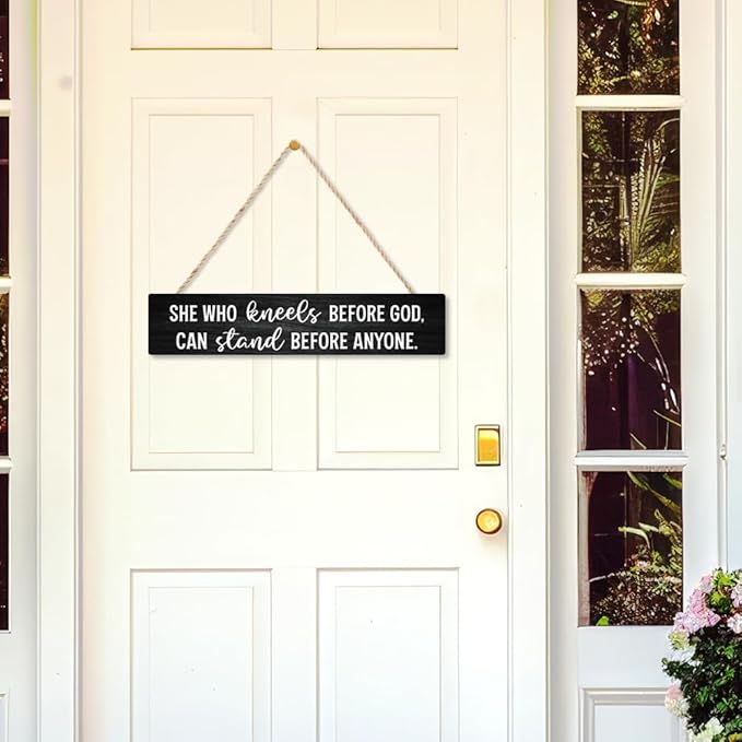 AGMDESIGN She Who Kneels Before God Can Stand Before Anyone Christian Wood Sign, Faith-Based Wall Decor for Shelf Door Desk, Bible Verse Wood Hanging Plaque for Prayer Room Bedroom Home Office Church