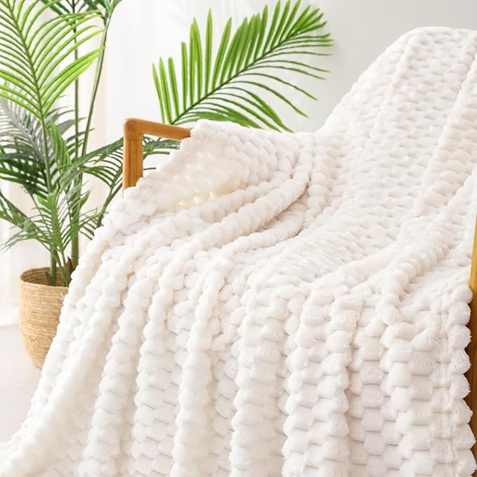Exclusivo Mezcla Fleece King Blanket for Bed, Extra Large Fuzzy Ivory Bed Blankets, Soft Cozy Plush Sofa Throws for All Seasons, 90x104 Inches