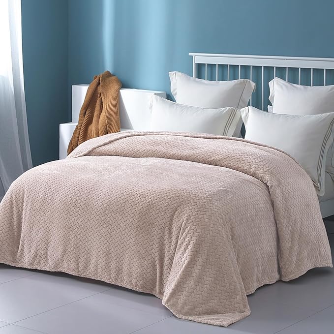 Exclusivo Mezcla Fleece Twin Size Blanket for Bed, 60x80 Inches Soft Cozy Jacquard Flannel Blankets, Lightweight Fuzzy Plush Warm for Women, Camel