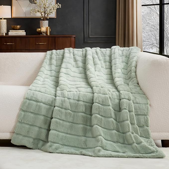 Cozy Bliss Faux Fur Throw Blanket for Couch, Cozy Soft Plush Thick Winter Blanket for Sofa Bedroom Living Room, 60 * 80 Inches Green