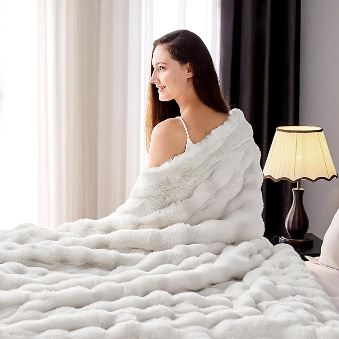 Luxury 1000GSM Faux Rabbit Fur Throw Blanket, Super Heavy Warm Cozy Blankets for Couch Bed Sofa, Bubble Plush Fuzzy Elegant Soft Reversible Mink Blanket for Living Room Bedroom, White