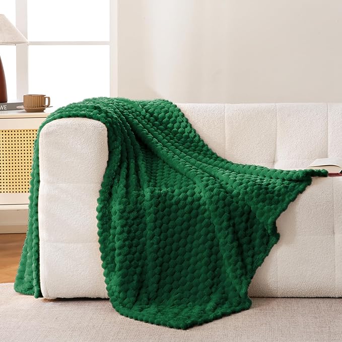 Bnuitland Dark Green Flannel Throw Blanket (50X70 inches), 300 GSM Fleece Cozy Warm Soft Home Decor Lightweight Bed Sofa Blanket for Adults, Suitable for All Seasons.