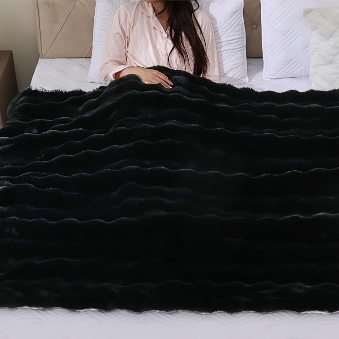 Faux Fur Throw Blanket, 50x60 Inch Black Super Soft Plush Couch Blanket for Sofa, Bed & Movie Nights