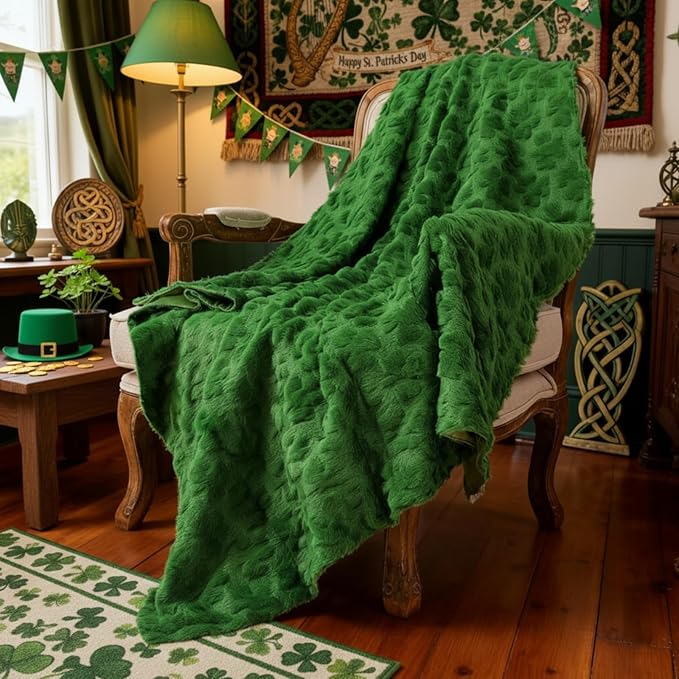 St. Patrick's Day Throw Blanket 50 x 60 Inch Irish Green Shamrock Blanket Velvet Faux Rabbit Fur Soft Lightweight for Home Living Room Couch Sof Bedding St. Patrick's Day Decor