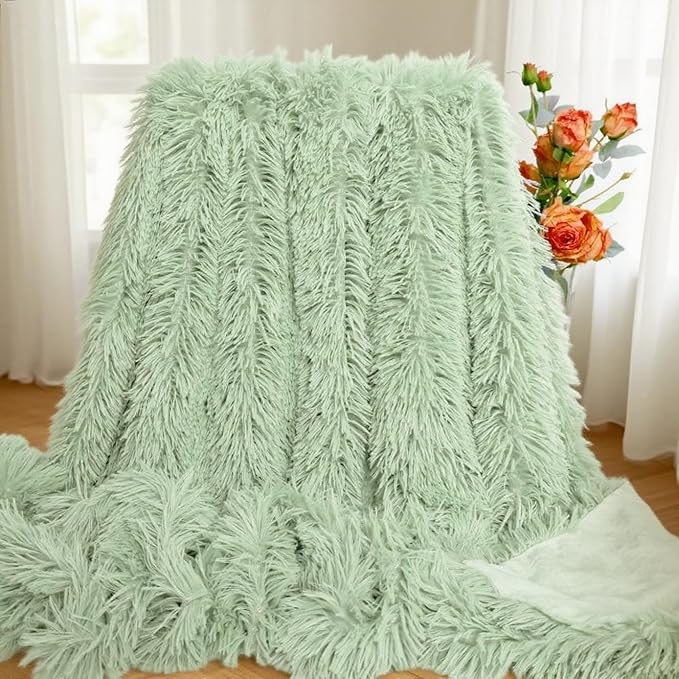 Ultra-Soft Plush Blanket – Luxurious Furry Throw for Bed, Sofa, or Couch – Cozy & Warm Quilt in Green (63x79 Inches)