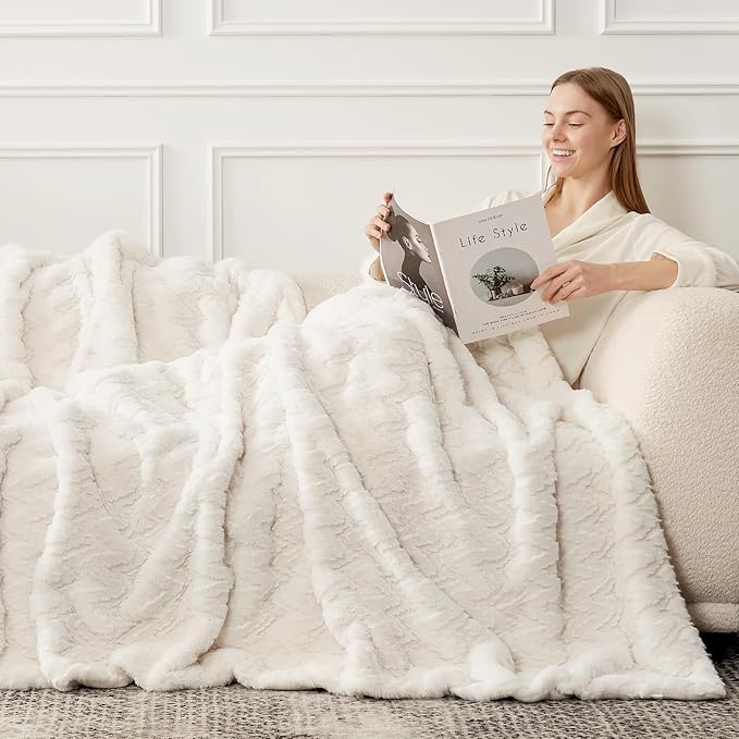 Cozy Bliss Faux Fur Textured Throw Blanket for Couch Super Soft Fuzzy Bed Blanket Gift for Women Premium 3D Ribbed Jacquard All Season Use Cream White Zigzag 50"*60"