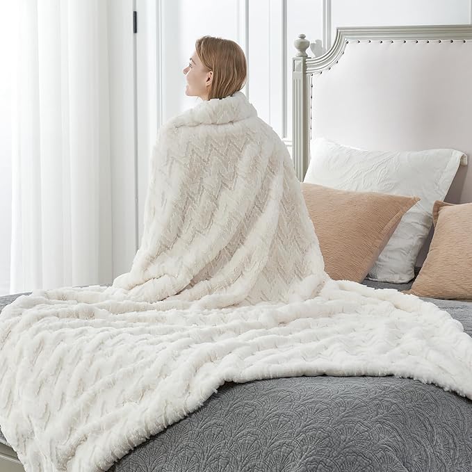 Cozy Bliss Faux Fur Textured Throw Blanket for Bed Super Soft Fuzzy Couch Blanket Gift for Women Premium 3D Ribbed Jacquard All Season Use Cream White Zigzag 60"*80"
