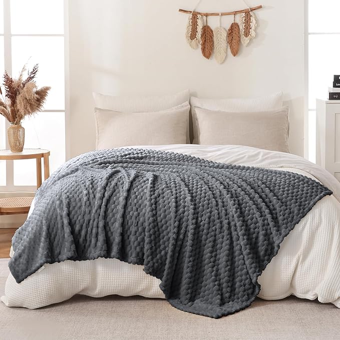 Bnuitland Grey Flannel Throw Blanket (50X70 inches), 300 GSM Fleece Cozy Warm Soft Home Decor Lightweight Bed Sofa Blanket for Adults, Suitable for All Seasons.