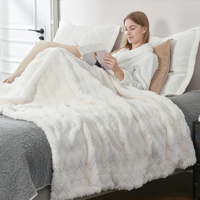 Cozy Bliss Faux Fur Textured Throw Blanket for Bed Super Soft Fuzzy Couch Blanket Gift for Women Premium 3D Ribbed Jacquard All Season Use Cream White Zigzag 60"*80"