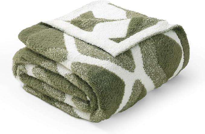 Amélie Home Knit Throw Blanket for Couch, Super Soft Fuzzy Cozy Throw, Giftable Knitted Blanket for Women Men, Birthday, Sofa Bed Living Room Decor, 50" x 60", Diamond Green
