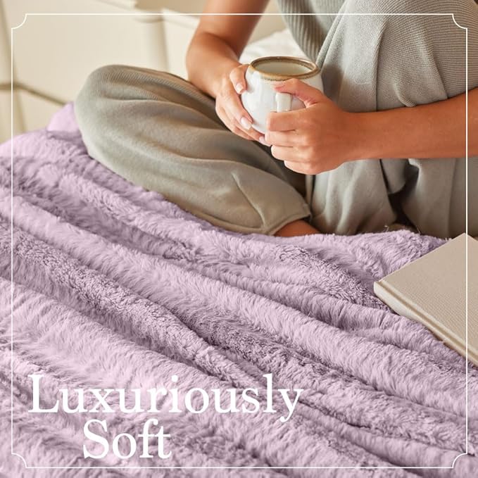The Connecticut Home Co Throw Blanket for Couch, Soft Fluffy Room Decor, Cozy Warm Throws for Bed, Couches, Gifts for Women, Bedroom Cute Aesthetic Blankets Faux Fur and Sherpa, 65x50, Purple