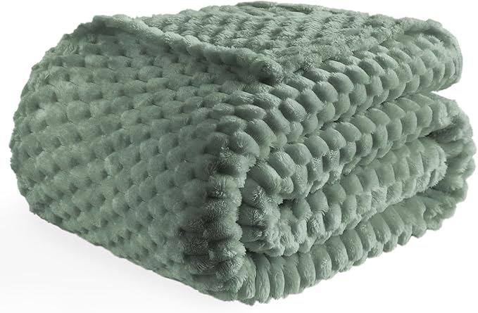 Bnuitland Sage Green Flannel Throw Oversized Blanket (King Size 108X90 inches), 300 GSM Fleece Cozy Warm Soft Home Decor Lightweight Bed Blanket for Adults,Suitable for All Seasons.