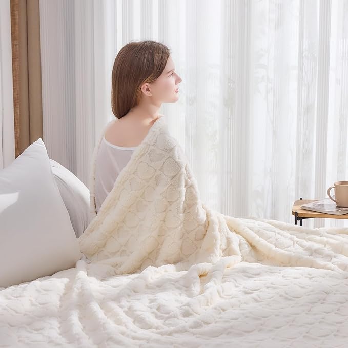 NEWCOSPLAY Super Soft Twin Blanket Off White Love Premium Silky Flannel Fleece 3D Heart Checkered Lightweight Bed Blanket All Season Use (Off White Love, Twin(60"x80"))