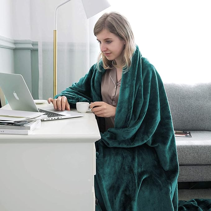 MOONLIGHT20015 Fleece Blanket King Size – Soft 400 GSM Plush Microfiber King Size Blanket, Warm Lightweight King Blanket for The Bed, 108x90 Inches, Emerald
