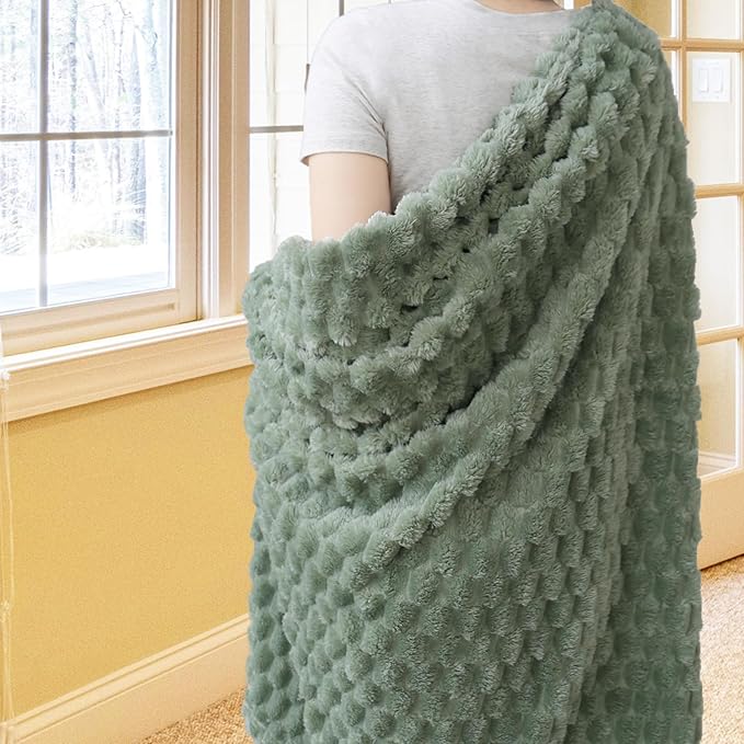 Vessia Flannel Fleece Throw Blanket, 3D Jacquard Sage Green Fuzzy and Warm Blanket for Couch, Sofa, Bed, 300GSM Super Soft Touch Cozy Home Decor for All Seasons (50x70 inches)