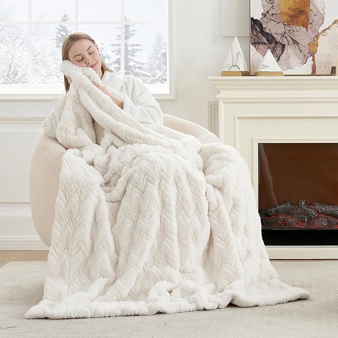 Cozy Bliss Faux Fur Textured Throw Blanket for Couch Super Soft Fuzzy Bed Blanket Gift for Women Premium 3D Ribbed Jacquard All Season Use Cream White Zigzag 50"*60"