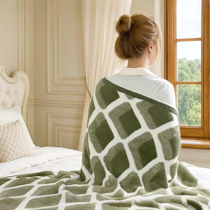 Amélie Home Knit Throw Blanket for Couch, Super Soft Fuzzy Cozy Throw, Giftable Knitted Blanket for Women Men, Birthday, Sofa Bed Living Room Decor, 50" x 60", Diamond Green