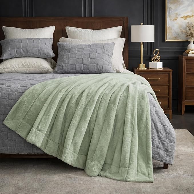 Cozy Bliss Faux Fur Throw Blanket for Couch, Cozy Soft Plush Thick Winter Blanket for Sofa Bedroom Living Room, 60 * 80 Inches Green