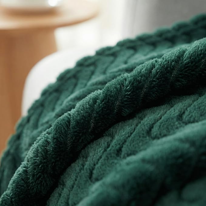 Exclusivo Mezcla Twin Blanket for Bed, Cozy Lightweight Fleece Blankets for All Season, Decorative Giftable Fuzzy Plush Wave Textured Suitable for Women, Men, Forest Green, 90x66 Inches