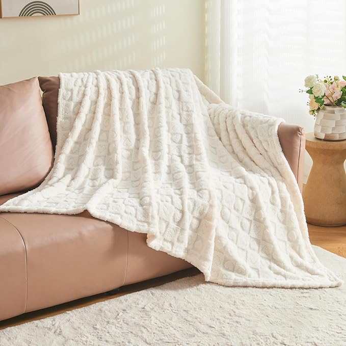 NEWCOSPLAY Super Soft Throw Blanket Ivory Premium Silky Flannel Fleece 3D Heart Checkered Lightweight Bed Blanket All Season Use (Ivory Heart, Throw(50"x70"))