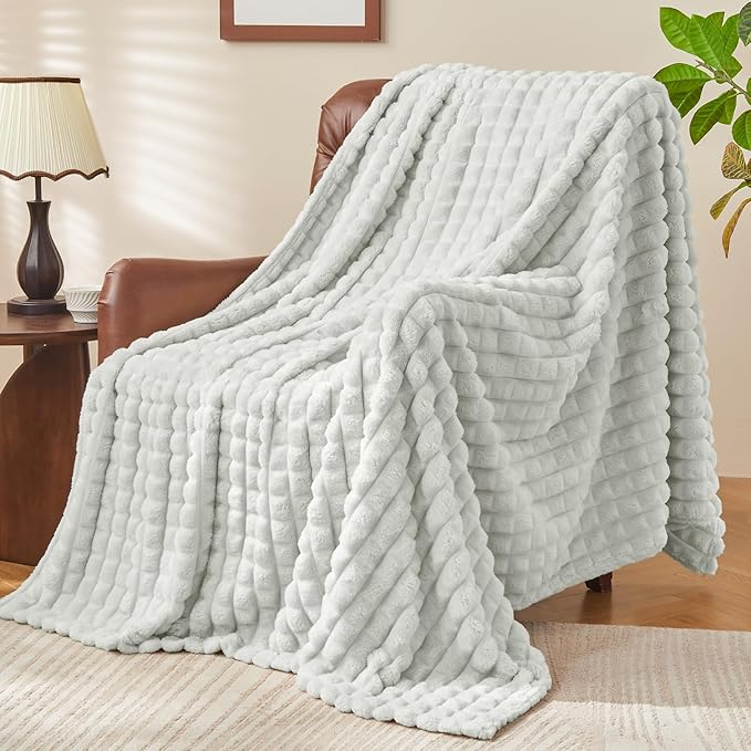 BEDELITE Light Grey Throw Blanket for Couch and Bed- Super Soft and Warm 3D Checkered Fluffy Fuzzy Fleece Blanket, Luxurious Plush Cozy Blanket for Room Decor Fall and Winter, 50x60 inches