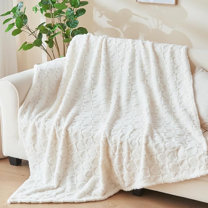 NEWCOSPLAY Super Soft King Blanket Off White Love Premium Silky Flannel Fleece 3D Heart Checkered Lightweight Bed Blanket All Season Use (Off White Love, King(90"x110"))