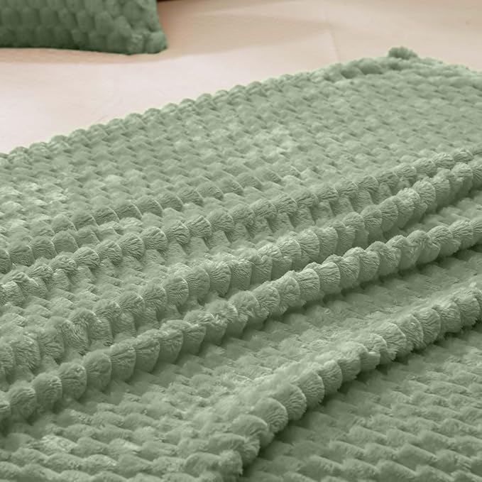 Vessia Flannel Fleece King Size Bed Blanket(108x90 inch), 3D Jacquard Sage Green Fuzzy and Warm Blanket for Adults, 300GSM Super Soft Touch Cozy Lightweight Home Decor for All-Season
