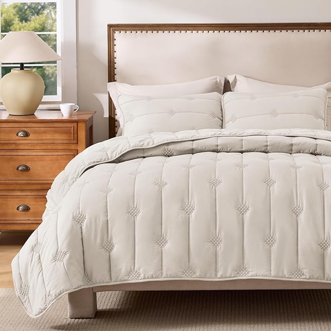 Bedsure King Size Quilt Sets – Ultra Soft Cloud Quilt, Lightweight Bedspread Coverlet with 2 Pillow Shams, Breathable & Cozy Bedding for All Season, Beige, 3 Piece (106x96 Inches)
