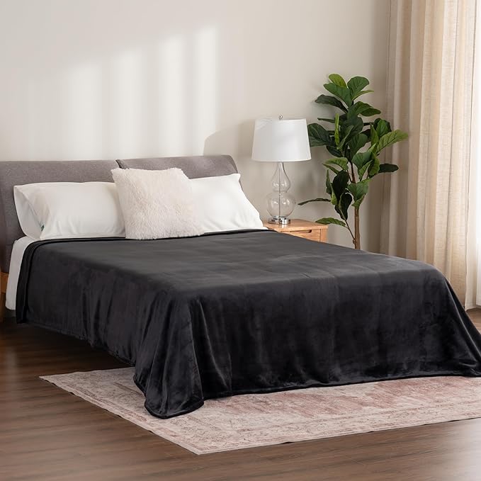 Berkshire Blanket Classic VelvetLoft® Solid Bed Blanket,King Size Bed Blanket,Lightweight Soft Fuzzy Plush Blanket for Bed and Couch,Black,90x108 Inches