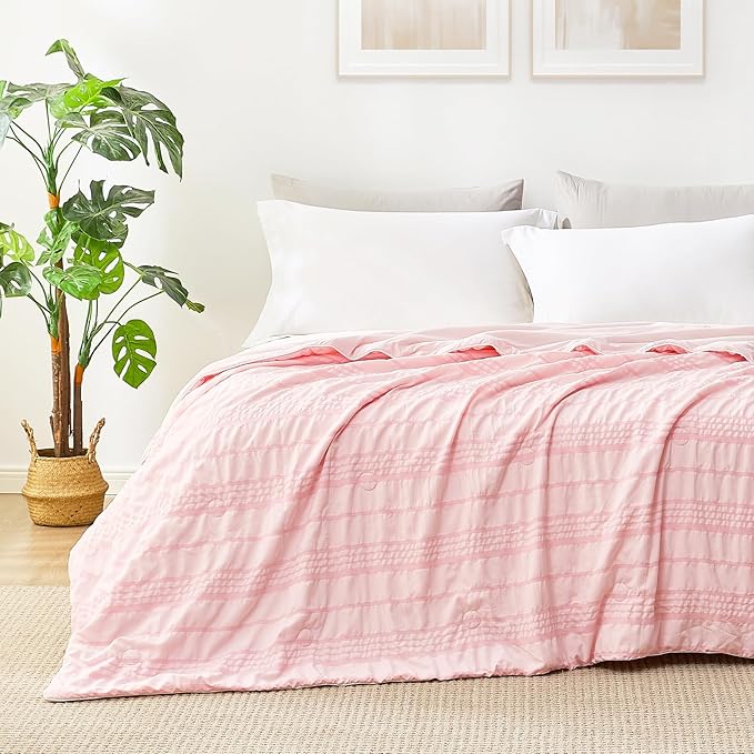 Cozy Bliss Seersucker Cooling Comforter King Size, Q-Max 0.45 Reversible Lightweight Cooling Blanket, Breathable Silk Smooth Summer Bedding Quilt for Hot Sleepers Night Sweats Pink