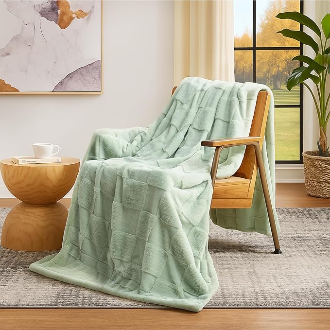 Cozy Bliss Checkered Faux Rabbit Fur Twin Blanket for Bed, Soft Fuzzy Blankets for Women Men, Furry Fleece Throw for Sofa Bedroom Living Room (60 * 80 Inches Light Green)