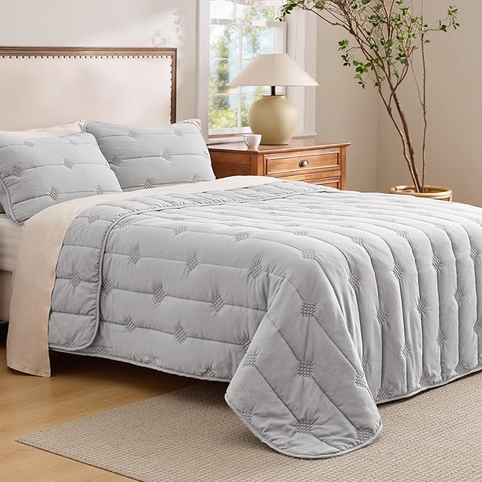 Bedsure Queen Size Quilt Sets – Ultra Soft Cloud Quilt, Lightweight Bedspread Coverlet with 2 Pillow Shams, Breathable & Cozy Bedding for All Season, Light Grey, 3 Piece (90x96 Inches)
