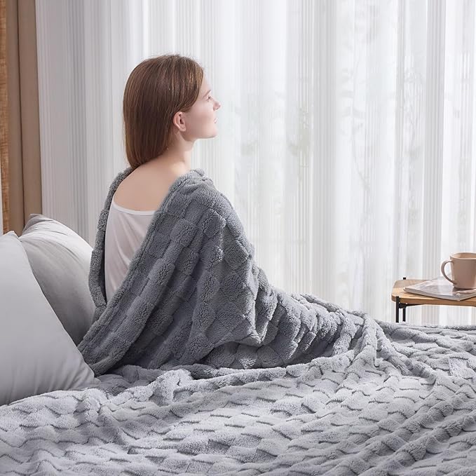 NEWCOSPLAY Super Soft King Blanket Grey Premium Silky Flannel Fleece 3D Checkered Lightweight Bed Blanket All Season Use (Grey Checkered, King(90"x110"))