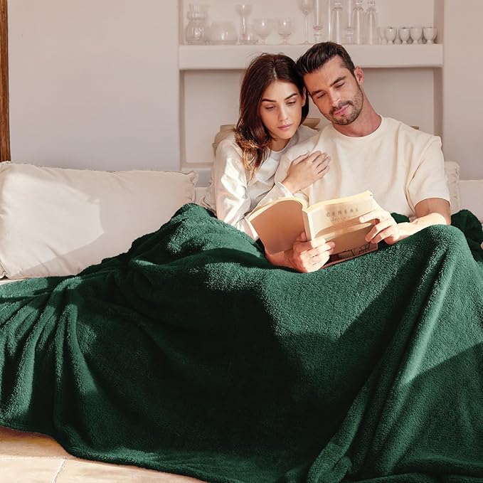 Exclusivo Mezcla Queen Size Blanket for Bed, Super Soft Velvet Plush Fleece Blankets, Fuzzy Cozy and Warm for Winter, 90x90 Inches, Forest Green