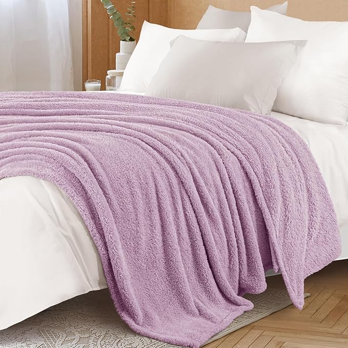 Exclusivo Mezcla Fleece King Size Bed Blanket, Ultra Soft, Lightweight and Fuzzy Light Purple Blanket for Women, Home Decor, 90x104 Inches
