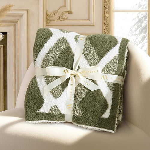 Amélie Home Knit Throw Blanket for Couch, Super Soft Fuzzy Cozy Throw, Giftable Knitted Blanket for Women Men, Birthday, Sofa Bed Living Room Decor, 50" x 60", Diamond Green