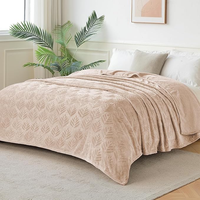 Exclusivo Mezcla Fleece Throw Blanket for Couch, Super Soft and Cozy Blankets All Season Use, Leaves Pattern, Plush Fuzzy Lightweight, Camel, 50x60 Inch