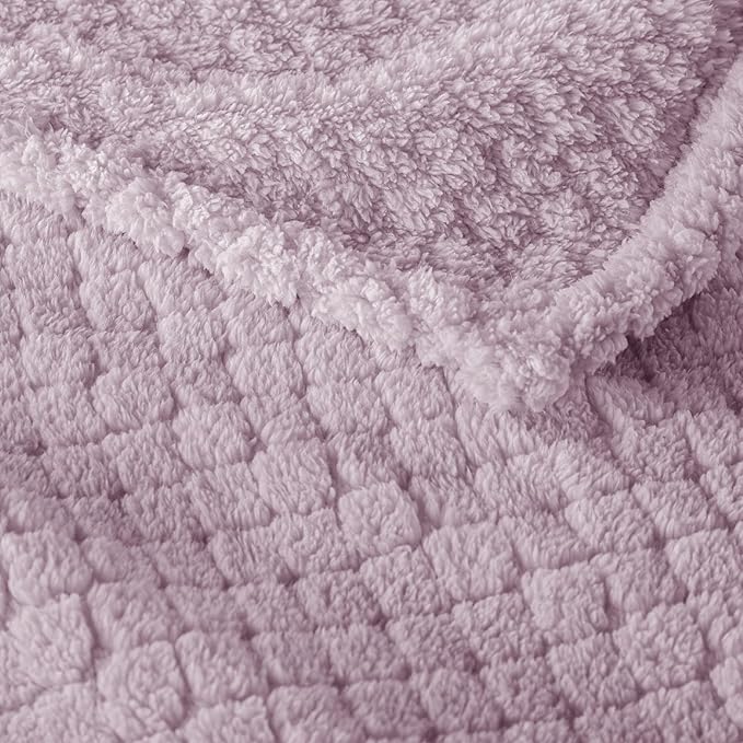 Exclusivo Mezcla King Size Fleece Blanket for Bed, Extra Soft Warm Decorative Fuzzy Blanket for Women, Lightweight Cozy Bedding Blankets, 90x104 Inches, Lilac Purple