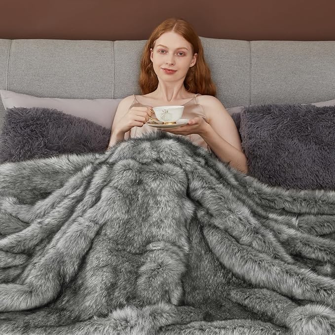 Touchat Luxury 1000GSM Faux Fur Throw Blanket, Super Heavy Thick Warm Cozy Blankets for Couch Bed Sofa, Plush Fuzzy Elegant Soft Reversible Mink Blanket for Living Room Bedroom, Twin Size, Grey&White