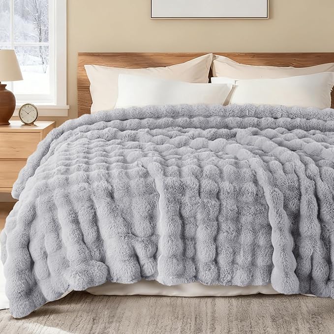 Exclusivo Mezcla Faux Fur King Size Blanket for Bed, Luxury Reversible 3D Rabbit Bubble Fuzzy Thick Sherpa Blankets for Winter, Plush Fleece Warm Cozy Bed Throw, 90x104 Inches, Light Grey