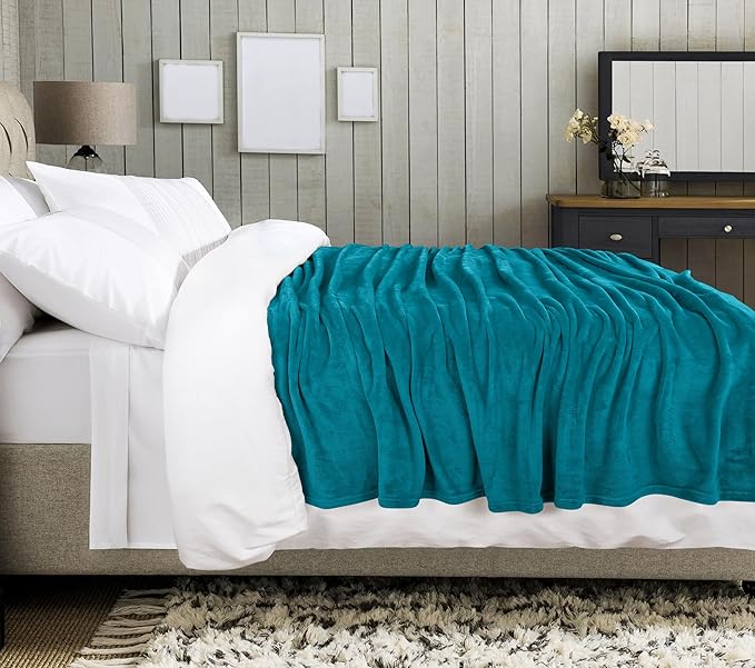 Utopia Bedding Turquoise Fleece Blanket Queen Size Lightweight Fuzzy Soft Anti-Static Microfiber Bed Blanket (90x90 Inch)