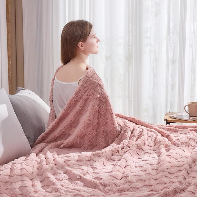 NEWCOSPLAY Super Soft King Blanket Pink Premium Silky Flannel Fleece 3D Checkered Lightweight Bed Blanket All Season Use (Pink Checkered, King(90"x110"))