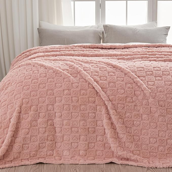 NEWCOSPLAY Super Soft King Blanket Pink Premium Silky Flannel Fleece 3D Heart Checkered Lightweight Bed Blanket All Season Use (Pink Heart, King(90"x110"))
