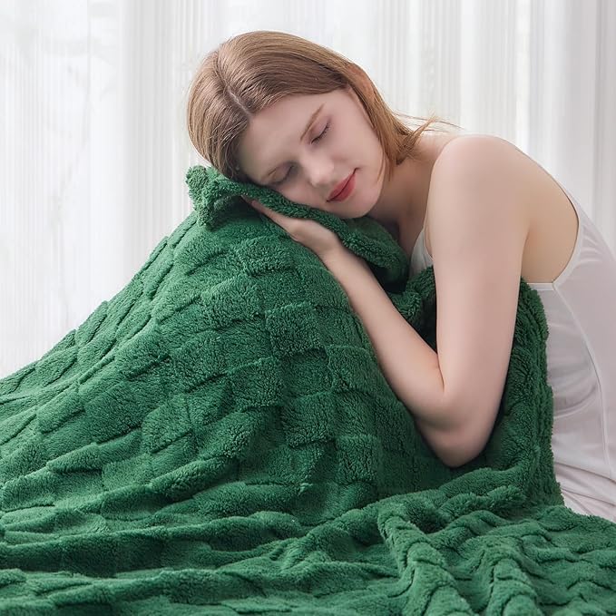 NEWCOSPLAY Super Soft Twin Blanket Dark Green Premium Silky Flannel Fleece 3D Checkered Lightweight Bed Blanket All Season Use (Dark Green Checkered, Twin(60"x80"))