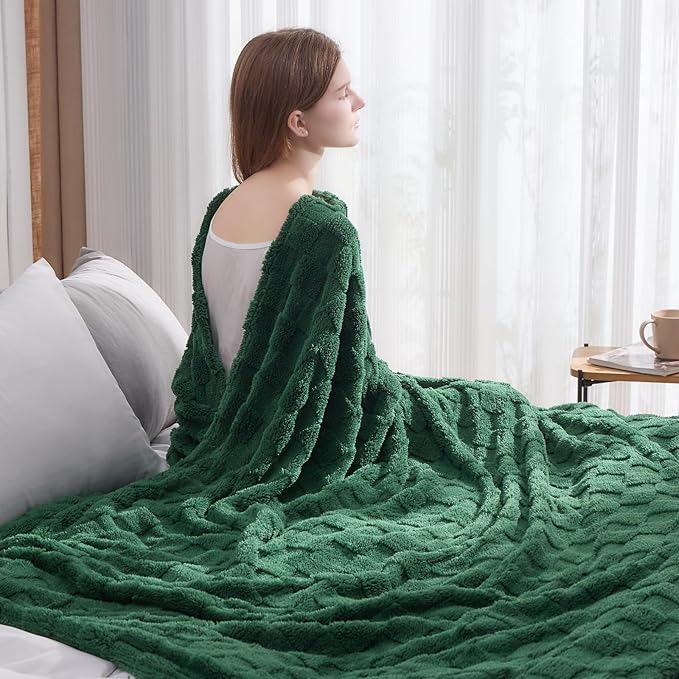 NEWCOSPLAY Super Soft Queen Blanket Dark Green Premium Silky Flannel Fleece 3D Checkered Lightweight Bed Blanket All Season Use (Dark Green Checkered, Queen(90"x90"))