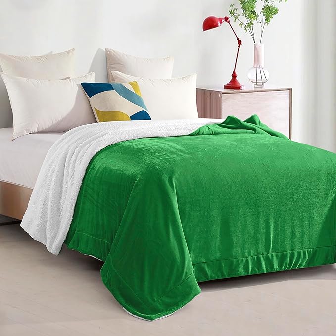 Elegant Comfort Ultra Soft Reversible Flannel Sherpa Blanket - Cozy Silky Fleece Throw for Couch, Bed - Plush Fuzzy Warm Winter Blanket for Gift, King, Emerald Green