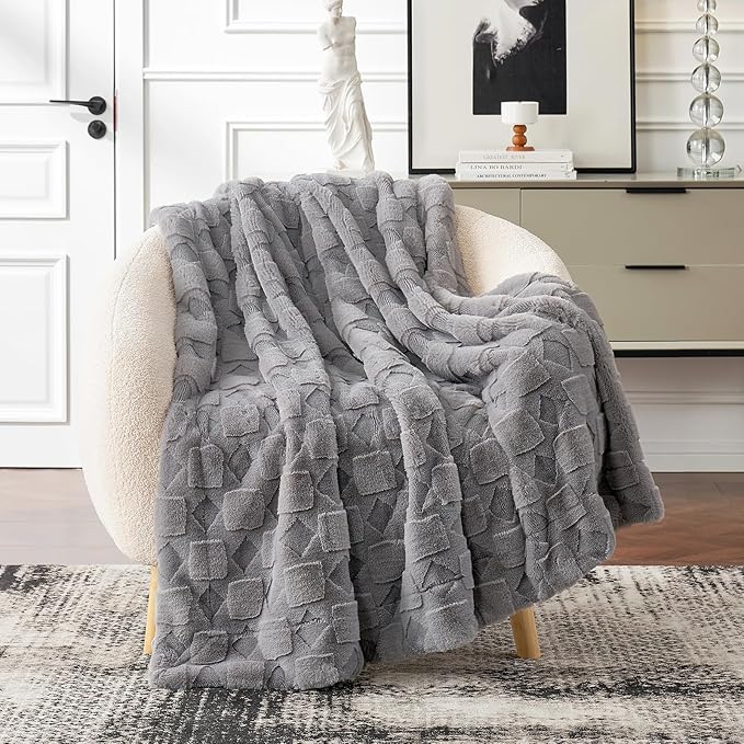 Cozy Bliss Faux Fur Textured Throw Blanket for Couch Super Soft Fuzzy Checkered Bed Blanket Gift for Women Premium 3D Geom Jacquard All Season Use Grey 50"*60"